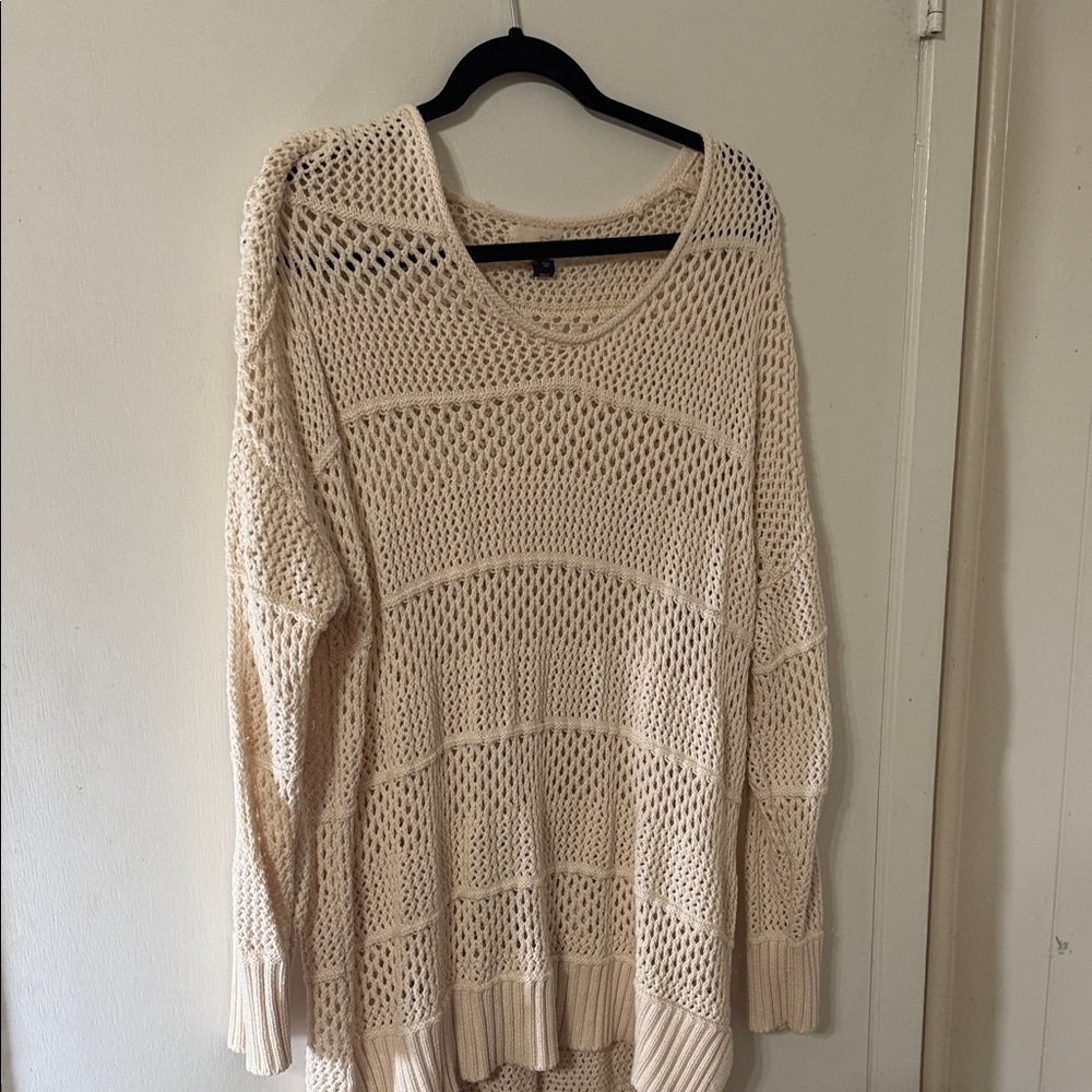 Universal Thread Cream V-Neck Sweater